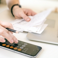 La luz marca su precio más bajo en casi dos meses