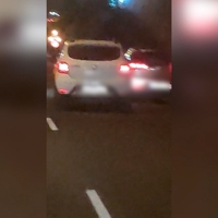 Conduce haciendo zig-zag, bajo la influencia del alcohol y sin permiso de conducir