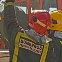 Tres afectados en un incendio de vivienda en Cáceres