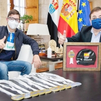 Vara recibe en su despacho al nadador extremeño Guillermo Gracia
