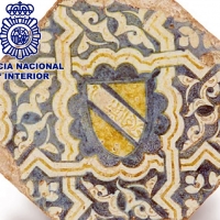 Recuperan un azulejo de cerámica del siglo XV que podría pertenecer a la Alhambra de Granada