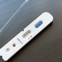 Lanzan un test de antígenos que diferencia el Covid de la gripe