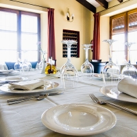 Se pone de moda cobrar por reservar una mesa: ¿Es legal?