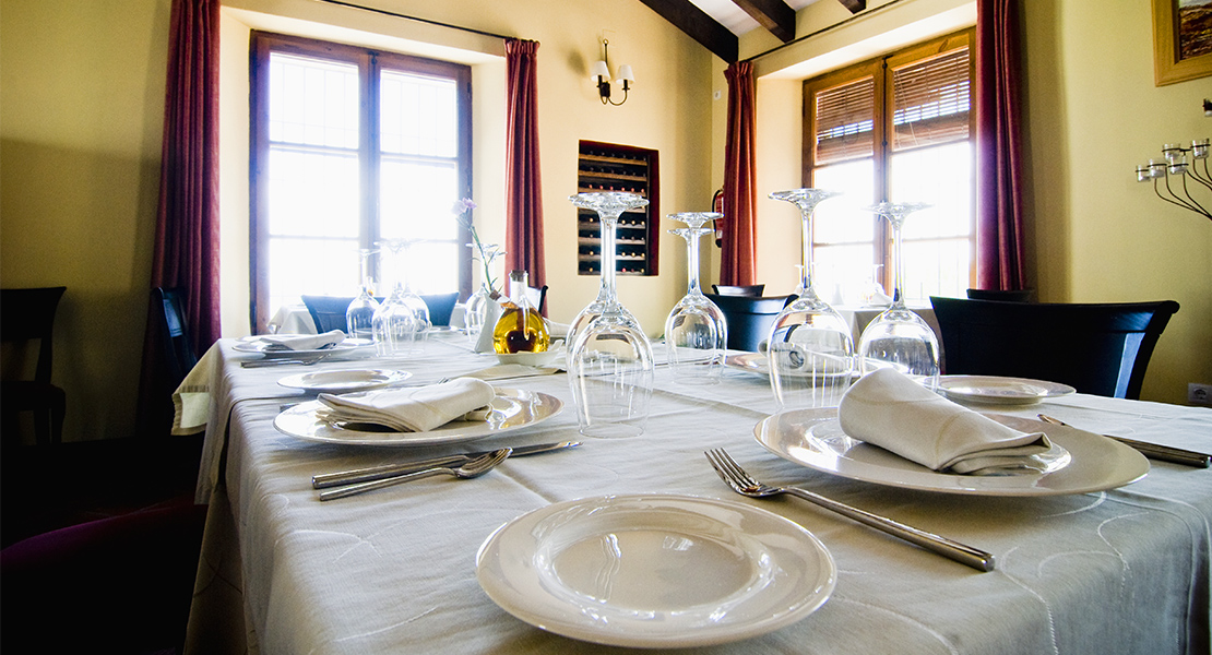 Se pone de moda cobrar por reservar una mesa: ¿Es legal?