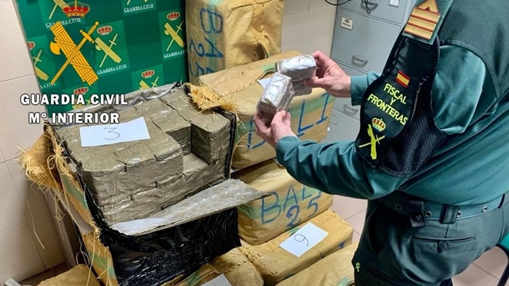 La Guardia Civil intercepta en Almendralejo una furgoneta con 320 kgs de hachís