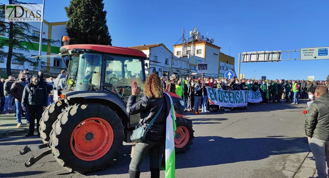 Miles de personas defienden el campo extremeño en Mérida