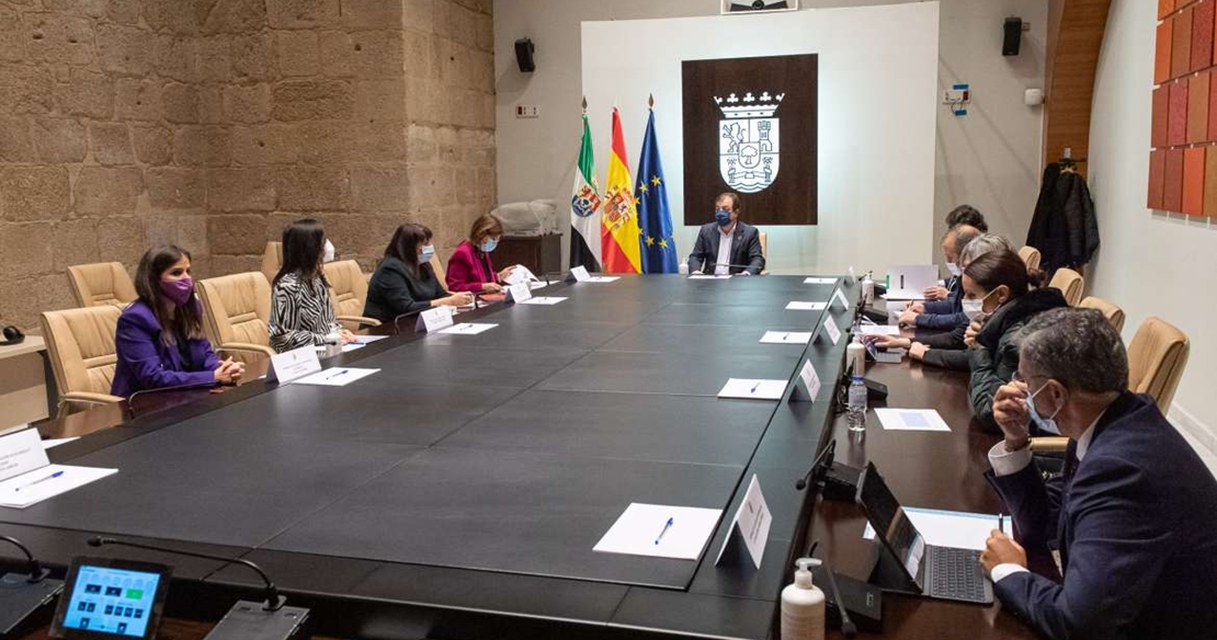 El Consejo de Gobierno aprueba una subida salarial para los empleados públicos de Extremadura