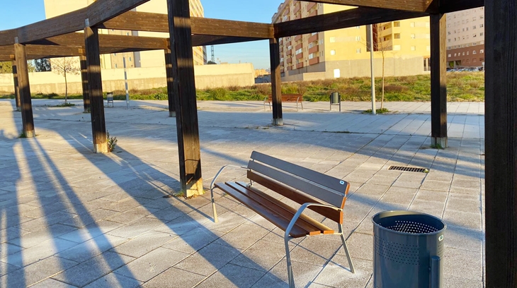 Comienza a instalarse el mobiliario urbano de la barriada de El Junquillo en Cáceres