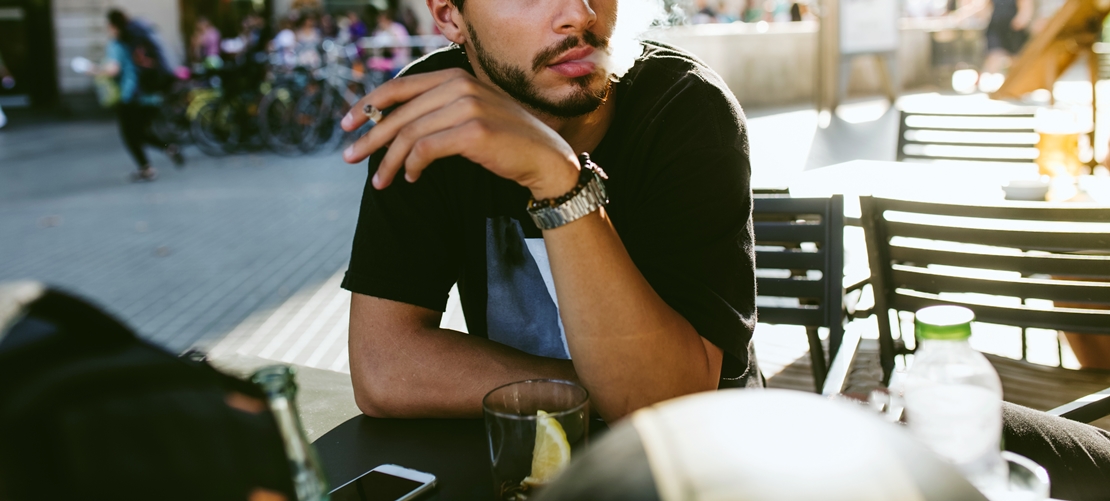 Fumar en terrazas: el Covid puede esparcirse hasta 8 metros de distancia