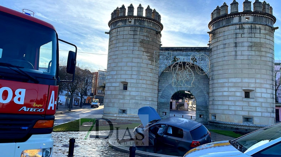 Un turismo acaba dentro de la fuente de Puerta de Palmas