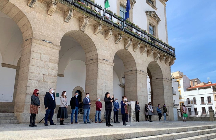 Minuto de silencio en repulsa por los asesinatos de mujeres víctimas de la violencia machista en Cáceres