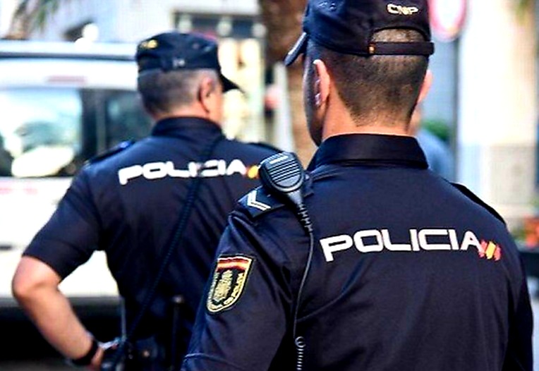 Consiguen sujetar a una joven justo antes de caer al vacío desde su balcón en Cáceres