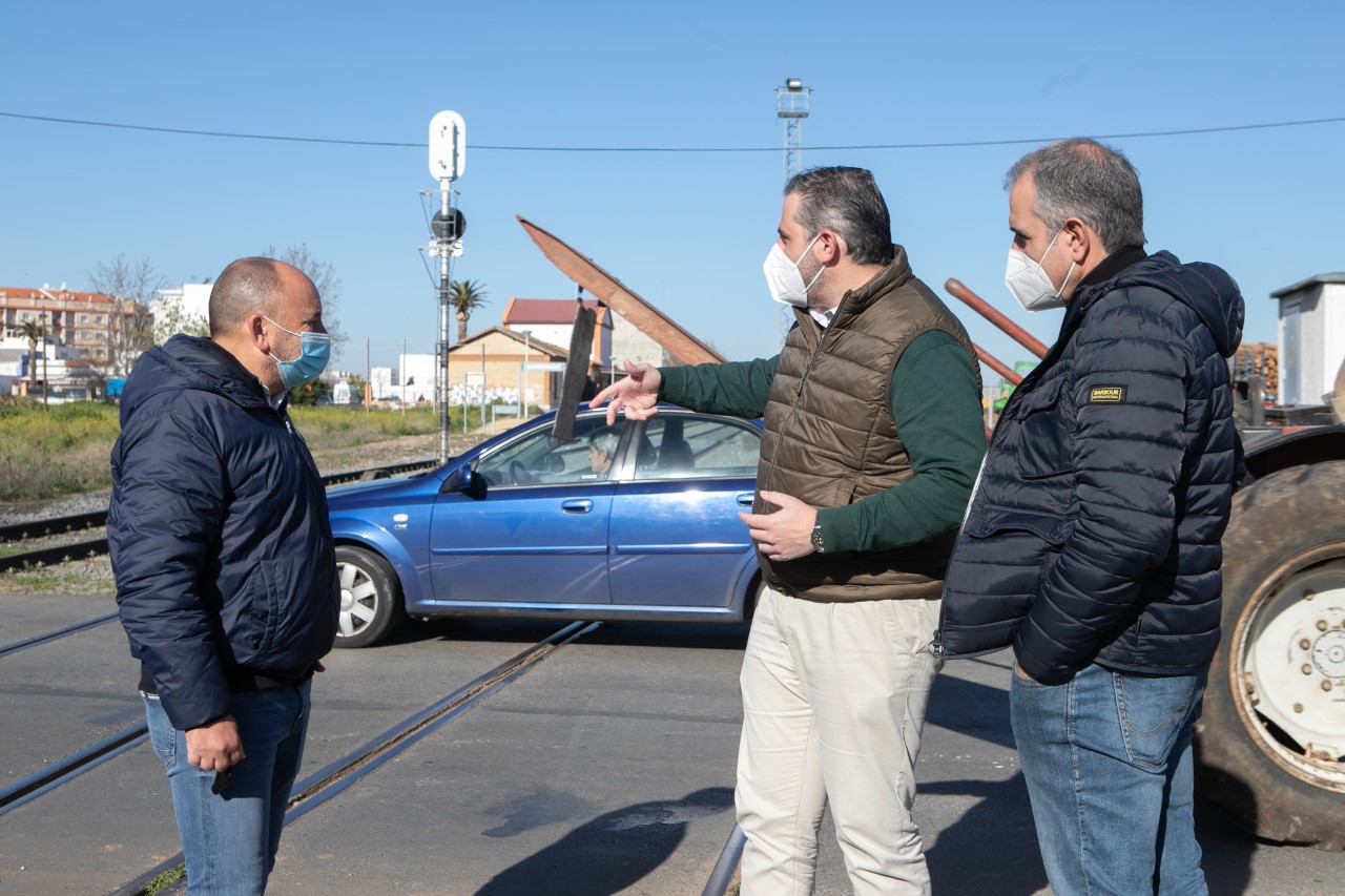 Cs pide a la Junta reformar la estación de autobuses y eliminar un paso a nivel en Almendralejo