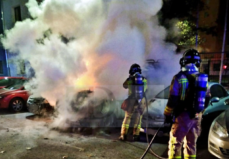 Varios coches afectados tras el incendio de un vehículo esta madrugada en Badajoz