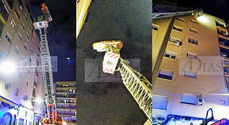 Los Bomberos realizan un rescate de altura para socorrer a una mujer herida en Badajoz