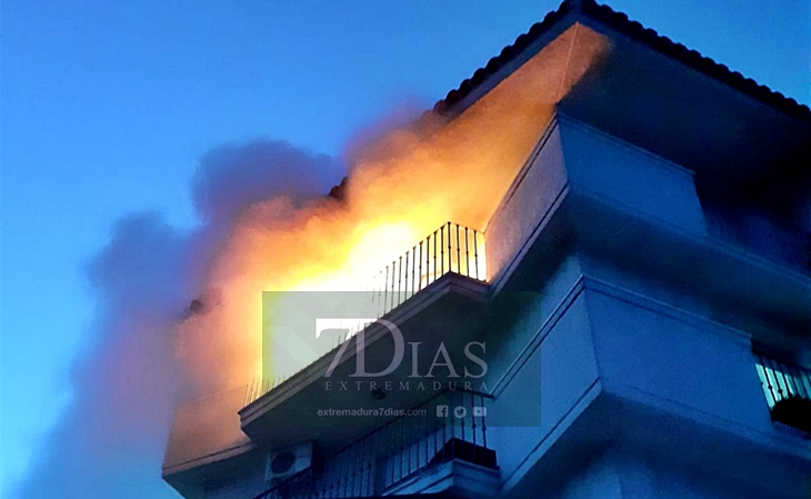 Grave incendio en un bloque de pisos en Castuera