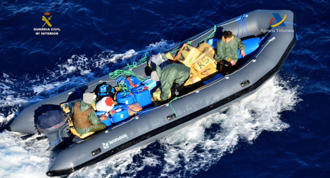 Tres traficantes intentan huir y tiran los fardos al agua: uno de ellos era menor de edad