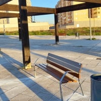 Comienza a instalarse el mobiliario urbano de la barriada de El Junquillo en Cáceres