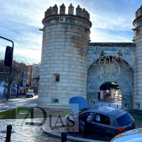 Un turismo acaba dentro de la fuente de Puerta de Palmas