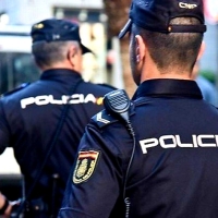 Consiguen sujetar a una joven justo antes de caer al vacío desde su balcón en Cáceres