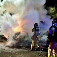 Varios coches afectados tras el incendio de un vehículo esta madrugada en Badajoz