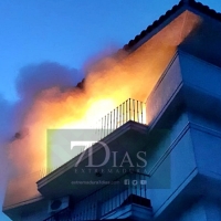 Grave incendio en un bloque de pisos en Castuera