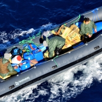 Tres traficantes intentan huir y tiran los fardos al agua: uno de ellos era menor de edad