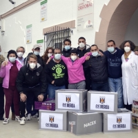 AD Mérida: el club hace entrega de los alimentos recaudados al centro Padre Cristóbal
