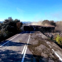 Un tráiler se accidenta y queda atravesado en la EX-112