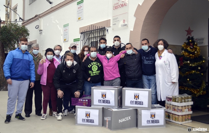 AD Mérida: el club hace entrega de los alimentos recaudados al centro Padre Cristóbal