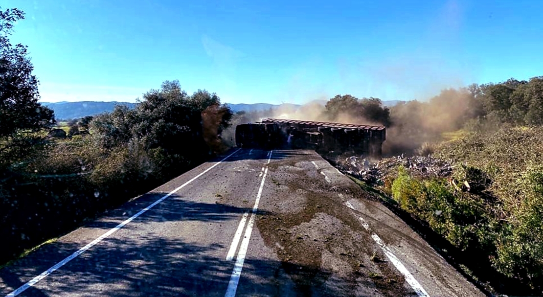 Un tráiler se accidenta y queda atravesado en la EX-112