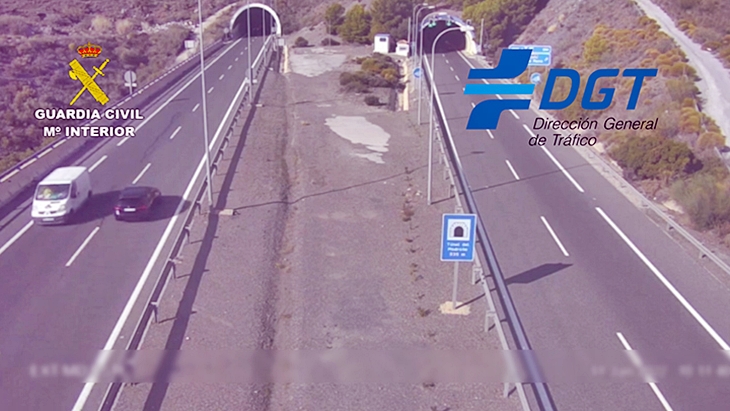 Conduce en sentido contrario en la autovía durante ocho kilómetros para evitar un control