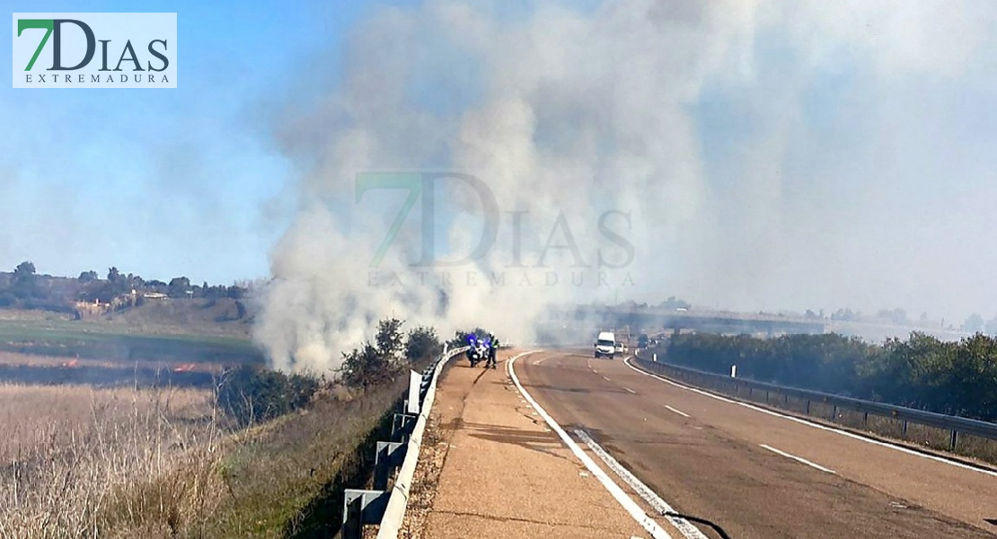 Un incendio dificulta el tráfico en la A-5 a su paso por Badajoz