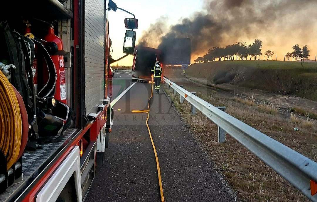 Un incendio en un camión provoca el corte de un carril en la A-66 a su paso por Badajoz