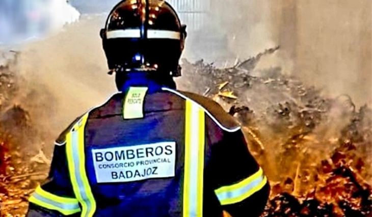 Una mujer es atendida tras un incendio de vivienda en Montijo