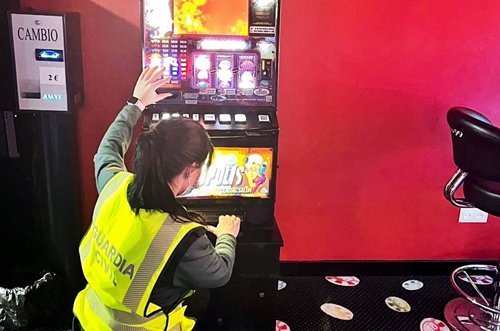 Detenidos por manipular máquinas de juego para obtener monedas en Trujillo