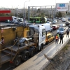 Dos transportes especiales quedan atascados en medio de Badajoz