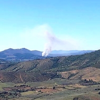 Complicadas labores para sofocar un incendio forestal en Santibañez el Alto (Cáceres)