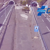 Conduce en sentido contrario en la autovía durante ocho kilómetros para evitar un control
