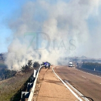 Un incendio dificulta el tráfico en la A-5 a su paso por Badajoz