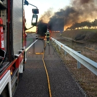 Un incendio en un camión provoca el corte de un carril en la A-66 a su paso por Badajoz