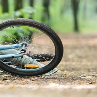 Un ciclista sufre un corte en el miembro inferior tras una caída en el Puerto de Honduras (CC)
