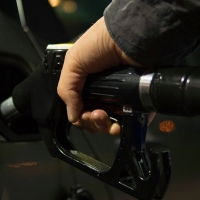 Llenar el depósito del coche cuesta aproximadamente 15€ más caro que hace un año