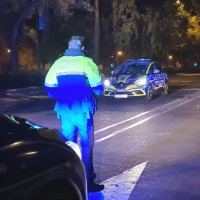 Se da a la fuga tras una colisión coche-moto en Sevilla: el motorista ha fallecido
