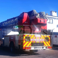 Los Bomberos trabajan en un incendio de vivienda en Las Vaguadas (Badajoz)