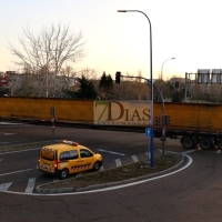 Dos transportes especiales quedan atascados en medio de Badajoz