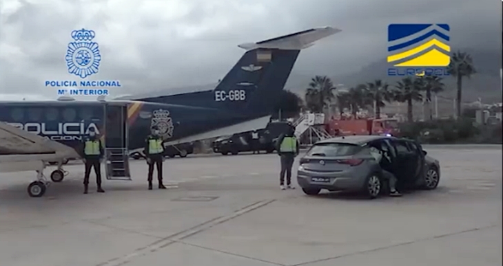 La Policía Nacional detiene a dos personas acusadas de adoctrinar a jóvenes