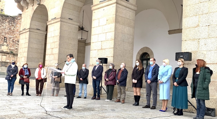 Minuto de silencio en Cáceres en repulsa de los asesinatos machistas