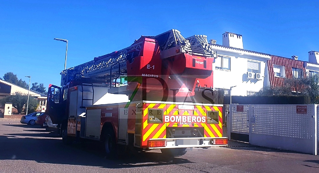 Los Bomberos trabajan en un incendio de vivienda en Las Vaguadas (Badajoz)