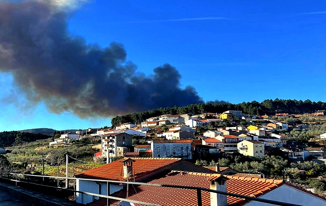 Un incendio forestal preocupa a los vecinos de Valverde del Fresno (Cáceres)